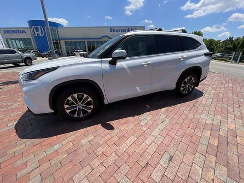 Used 2024 Toyota Highlander XLE AWD/4WD image 27