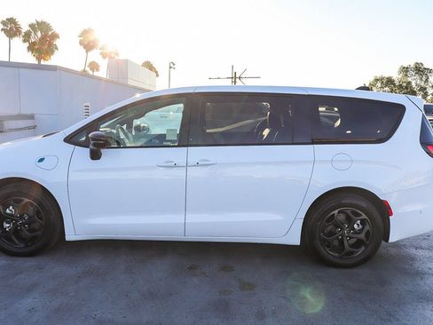 Used 2024 Chrysler Pacifica Limited FWD image 13
