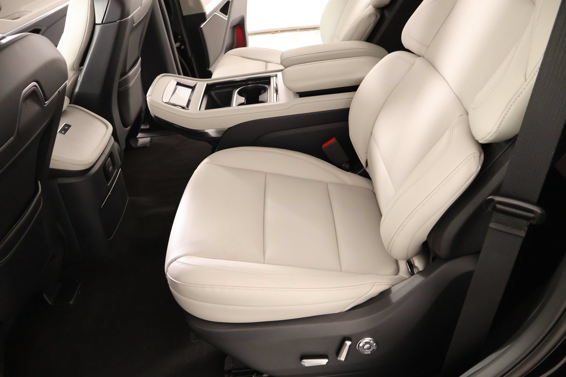 New 2025 Lincoln Navigator Reserve AWD/4WD image 13