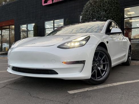 Used 2022 Tesla Model 3 Standard Range image 2