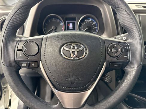 Used 2018 Toyota RAV4 LE FWD image 15
