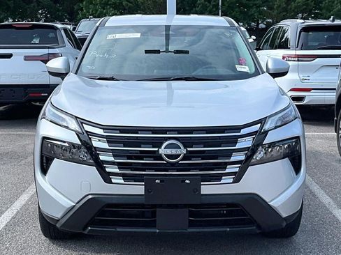 Used 2025 Nissan Rogue SV AWD/4WD image 2