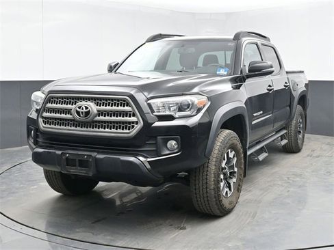 Used 2017 Toyota Tacoma TRD Off-Road w/ Premium & Technology Package image 5
