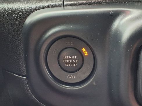 Used 2018 Jeep Wrangler Unlimited Sahara w/ Uconnect 4C Nav & Sound Group AWD/4WD image 9