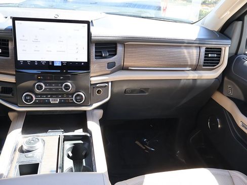 Used 2024 Ford Expedition Limited image 50