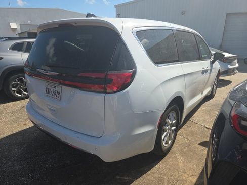 Used 2025 Chrysler Pacifica Select FWD image 7
