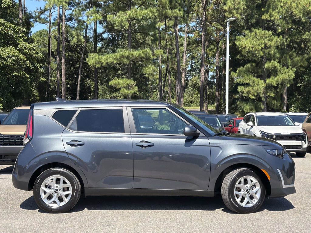 Used 2025 Kia Soul LX w/ LX Technology Package FWD image 29