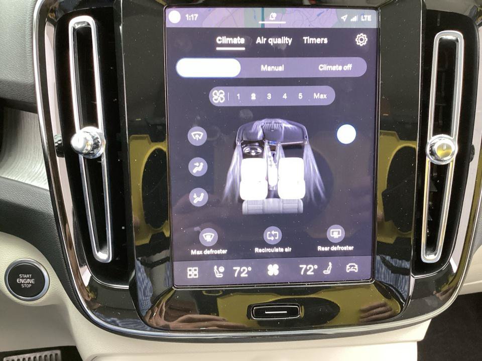 Certified 2025 Volvo XC40 B5 Plus AWD/4WD image 22