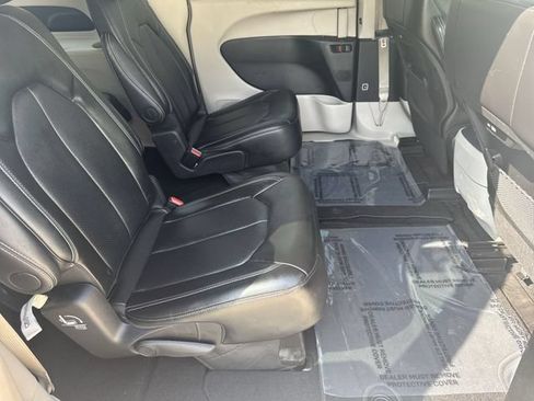 Used 2024 Chrysler Pacifica Touring-L FWD image 27