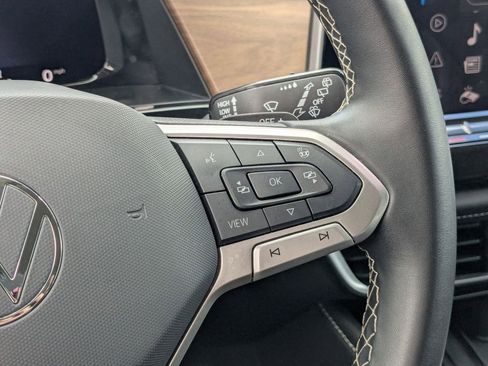 Used 2025 Volkswagen Atlas SE FWD image 19