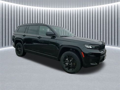 New 2025 Jeep Grand Cherokee L Laredo image 3
