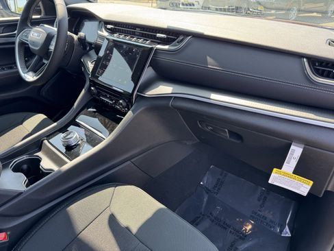 Used 2025 Jeep Grand Cherokee L Laredo image 7