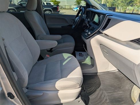 Certified 2017 Toyota Sienna L image 14