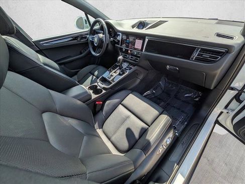 Certified 2025 Porsche Macan image 25
