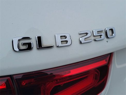 Used 2020 Mercedes-Benz GLB 250 4MATIC image 8