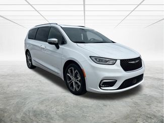 New 2025 Chrysler Pacifica Pinnacle w/ Trailer Tow Group video 2