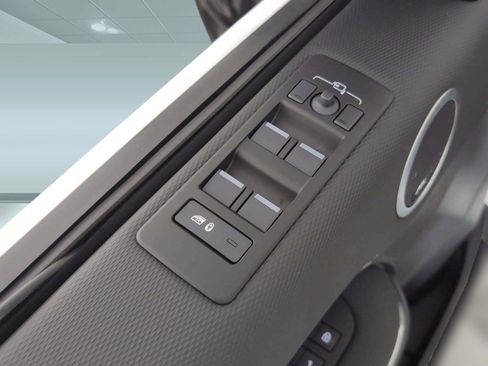 Certified 2025 Land Rover Discovery Dynamic SE image 10