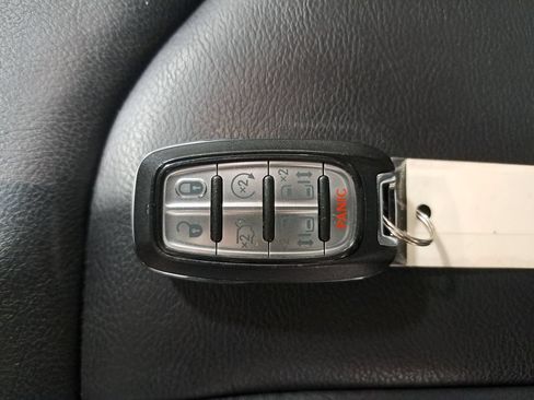 Used 2017 Chrysler Pacifica Touring-L FWD image 36
