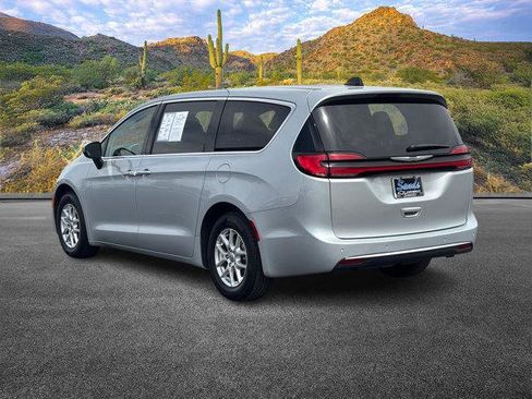 Used 2023 Chrysler Pacifica Touring-L FWD image 7
