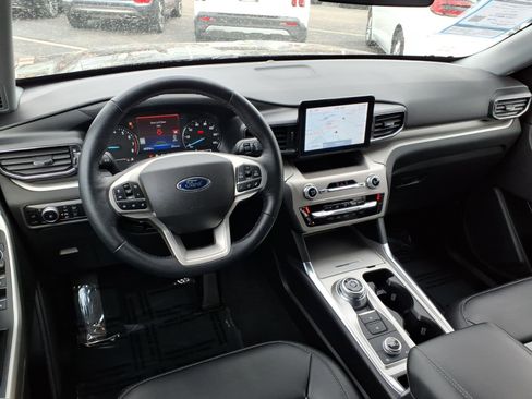 Used 2023 Ford Explorer XLT w/ Equipment Group 202A image 5