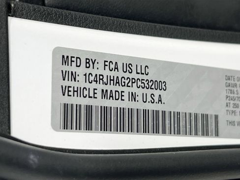 Used 2023 Jeep Grand Cherokee Laredo image 29