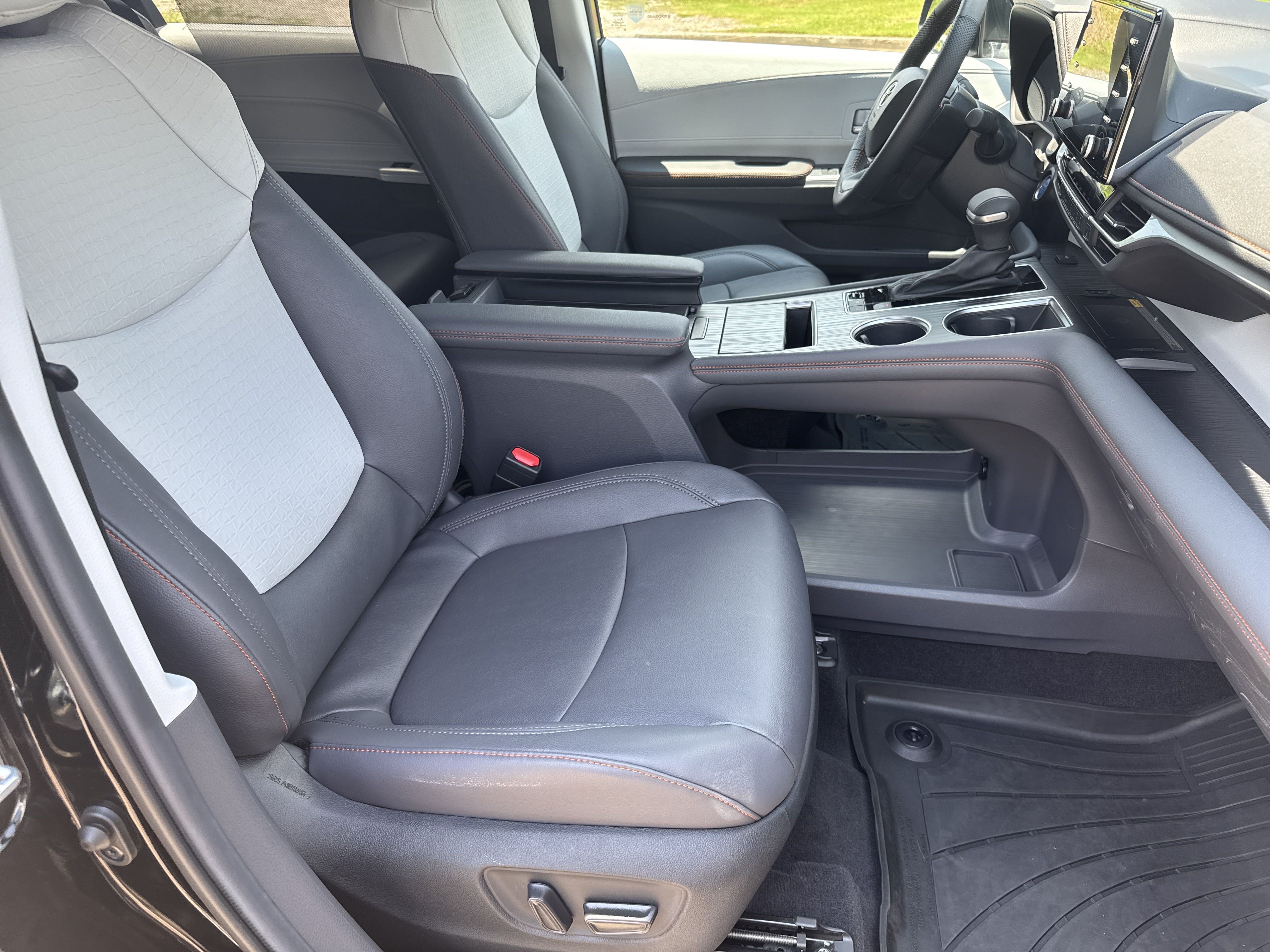 Used 2024 Toyota Sienna XSE w/ XSE Plus Package FWD image 13