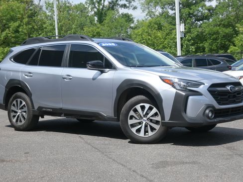 Used 2025 Subaru Outback Premium w/ Popular Package #1A AWD/4WD image 2
