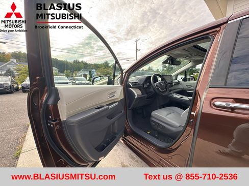 Used 2022 Toyota Sienna XLE AWD/4WD image 14