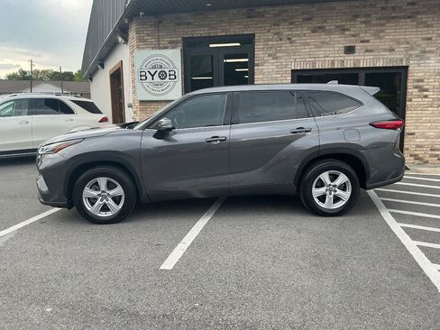 Used 2021 Toyota Highlander LE FWD image 3