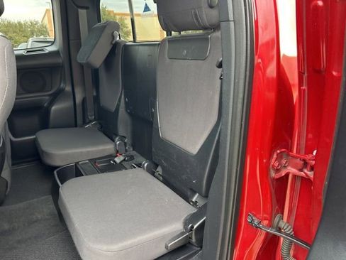 Used 2016 Toyota Tacoma TRD Sport image 11