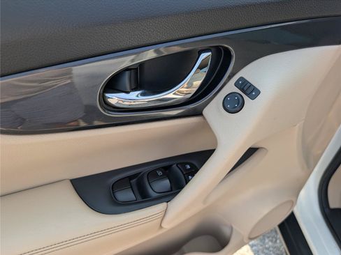 Used 2018 Nissan Rogue SV AWD/4WD image 19