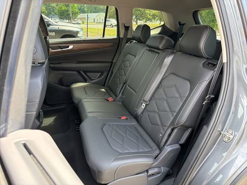 Used 2025 Volkswagen Atlas SE FWD image 19
