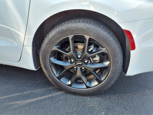 Used 2025 Chrysler Pacifica Limited FWD image 20