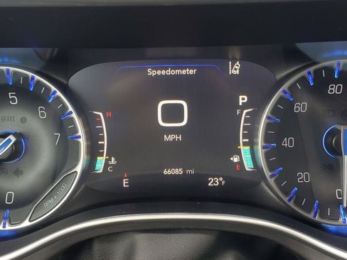 Used 2023 Chrysler Pacifica Touring-L image 21