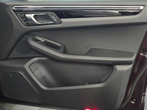 Certified 2025 Porsche Macan AWD/4WD image 25
