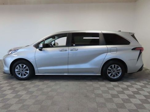 Used 2022 Toyota Sienna XLE FWD image 5