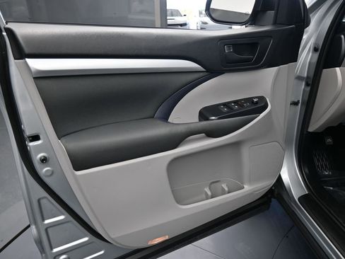 Used 2019 Toyota Highlander LE image 16