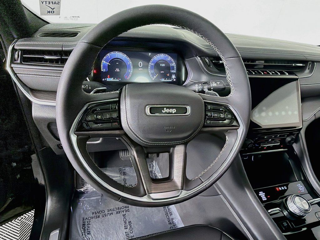 Used 2023 Jeep Grand Cherokee Overland AWD/4WD image 11