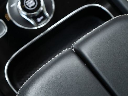 Used 2020 Bentley Bentayga V8 image 33