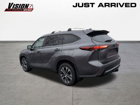 Used 2024 Toyota Highlander XLE image 7
