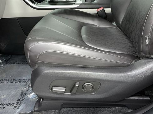 Used 2024 Kia Carnival LX image 21