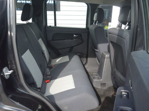 Used 2010 Jeep Liberty Sport image 19