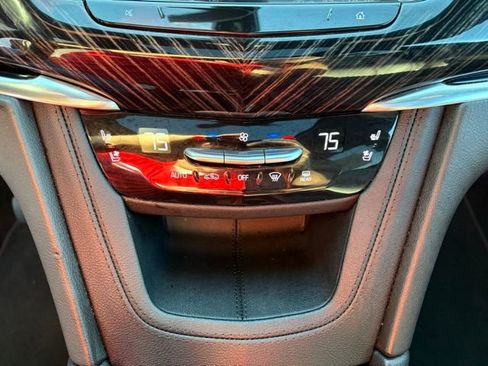 Used 2025 Cadillac XT6 Premium Luxury image 19