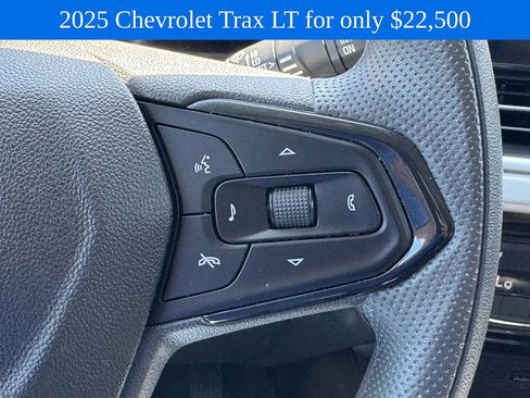 Used 2025 Chevrolet Trax LT FWD image 19