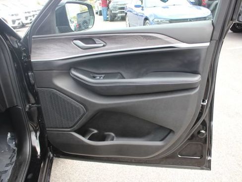 Used 2023 Jeep Grand Cherokee Limited AWD/4WD image 34