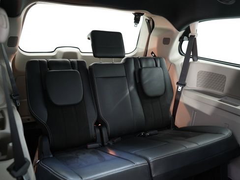 Used 2020 Dodge Grand Caravan SXT w/ Driver Convenience Group FWD image 13