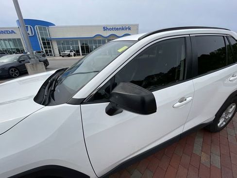 Used 2020 Toyota RAV4 LE FWD image 5