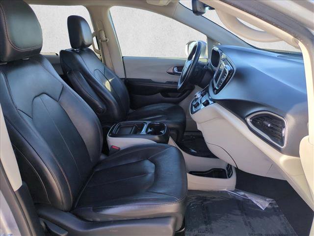 Used 2020 Chrysler Pacifica Touring-L FWD image 20