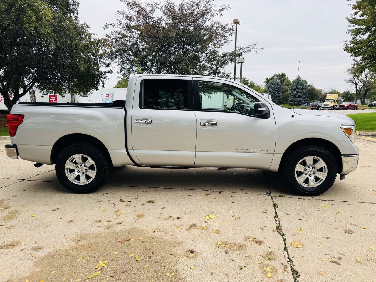 Used 2018 Nissan Titan SV AWD/4WD image 2