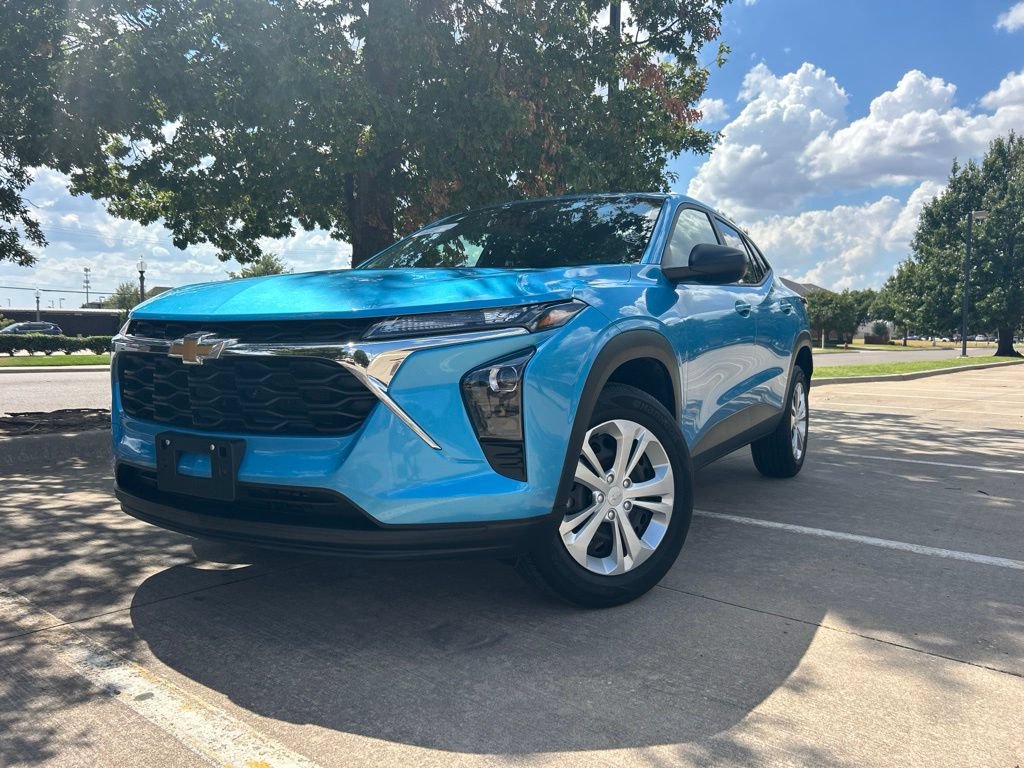 Used 2025 Chevrolet Trax LS FWD image 3